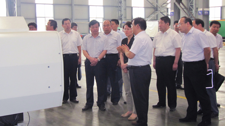 王磊聽取了公司董事長(zhǎng)田浩關(guān)于塑機(jī)產(chǎn)業(yè)有關(guān)情況的匯報(bào)，并對(duì)研發(fā)成果表示了肯定
