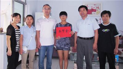勝岳為金榜題名的員工子女送去助學恭賀金