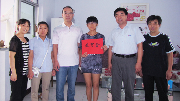 張敬友女兒被閩南師范大學(xué)錄取，呂總與李主任代表公司送去兩千元恭賀金