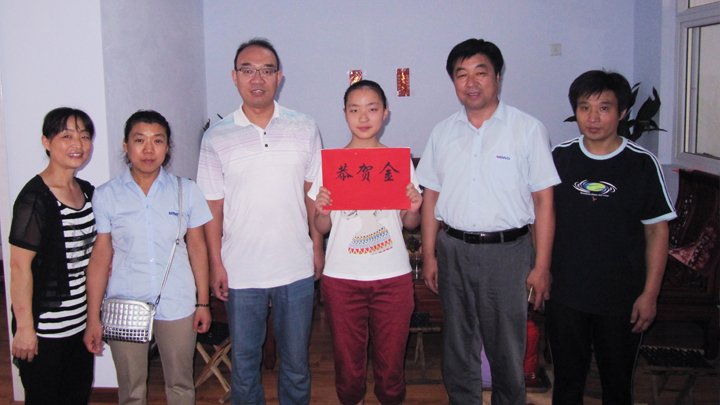 陳秀芳女兒被中南大學(xué)錄取，呂總與李主任代表公司送去兩千元恭賀金