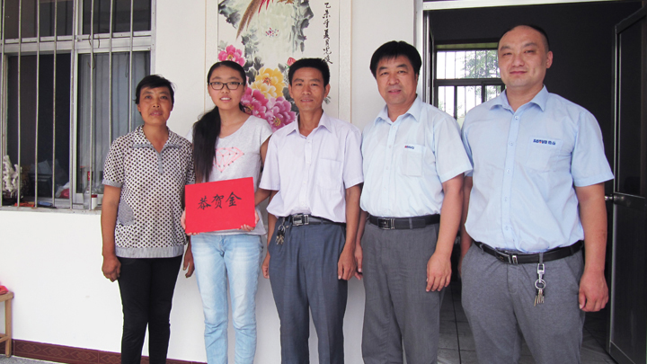 吳恒峰女兒被華中農(nóng)業(yè)大學(xué)錄取，李主任代表公司送去兩千元恭賀金
